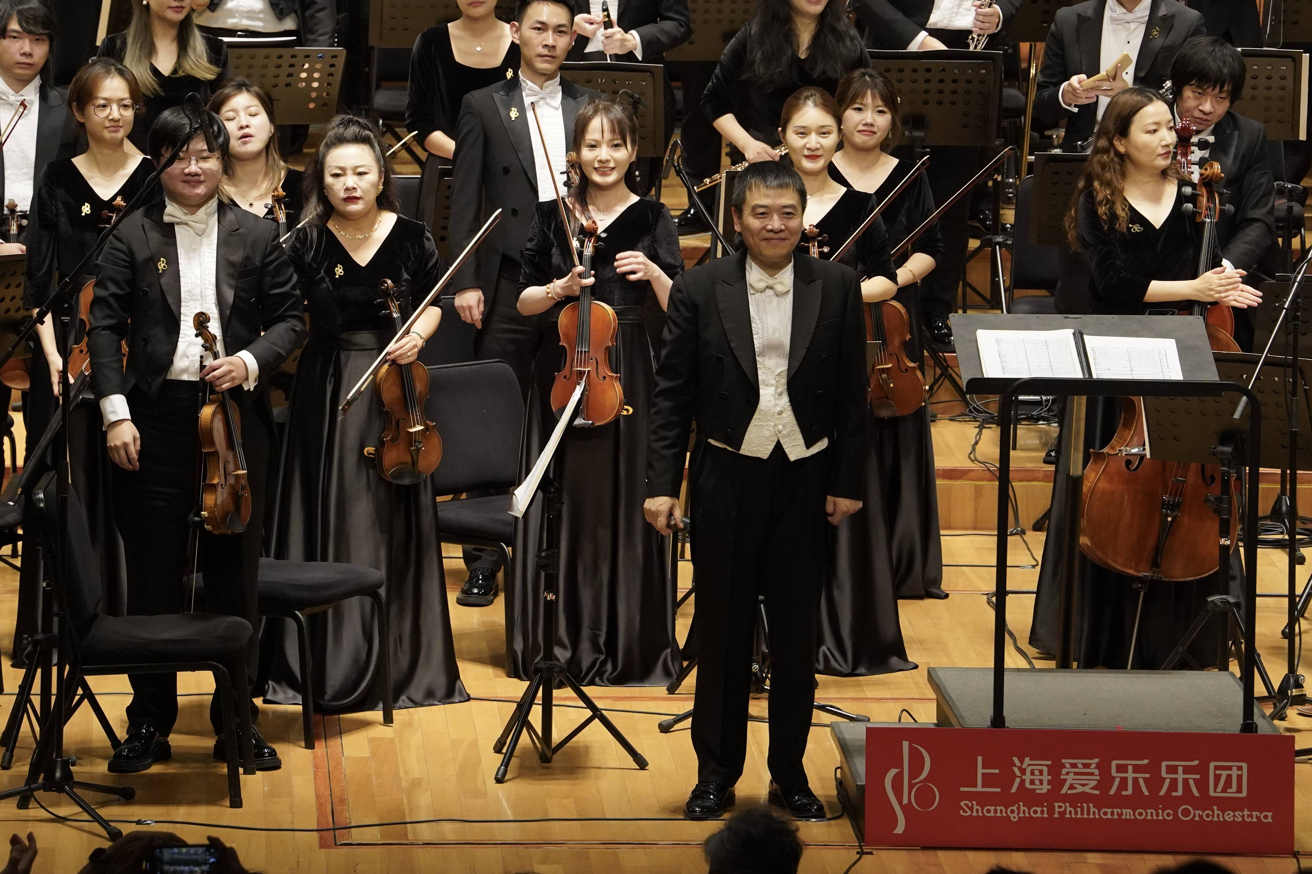 在黄浦江“上海之星”上，上海爱乐乐团新乐季启航