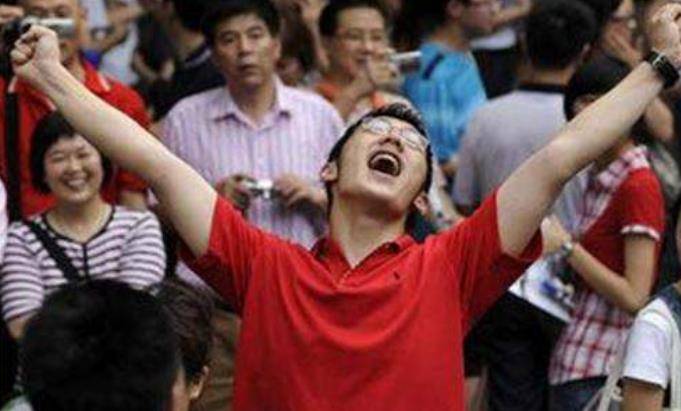18年前他偷走高考试卷，背熟题目后去考试，看到题目后崩溃了