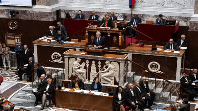 “马克龙必须下台!”10万人堵在首都示威,8万军警严阵以待